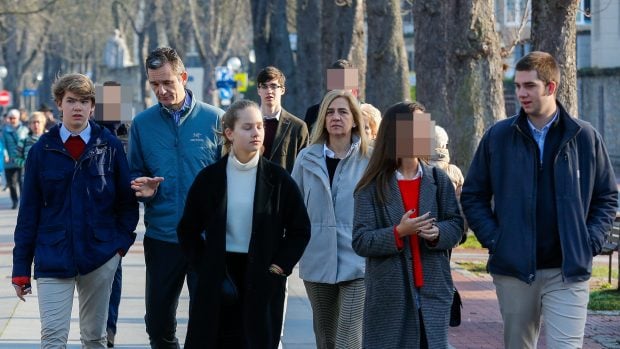 Iñaki Urdangarin con la Infanta Cristina y sus hijos. (Foto: Gtres)