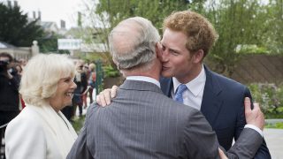 Carlos de Inglaterra junto a su esposa y el príncipe Harry. / Gtres