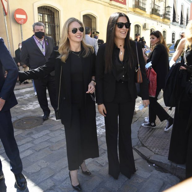 Bárbara Mirjan y Genoveva Casanova en la Semana Santa de Sevilla / Gtres