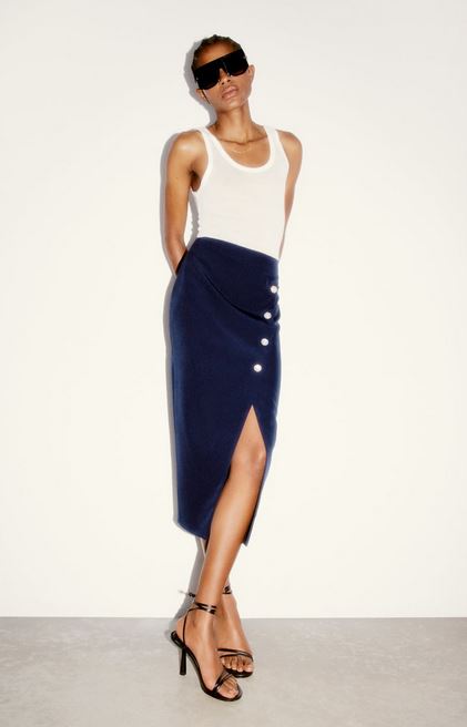 La falda de Zara para un look marinero con botones joya