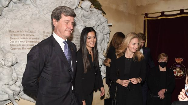 Cayetano Martínez de Irujo, Bárbara Mirjan y Genoveva Casanova en la Semana Santa de Sevilla / Gtres