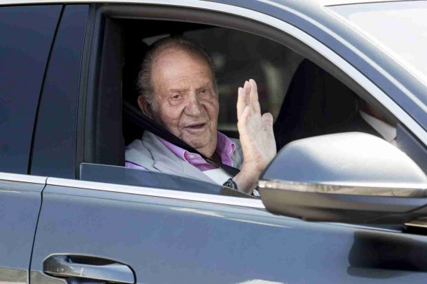 El Rey Juan Carlos saludando a la prensa / Gtres