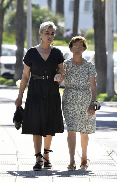 Ana María Aldón y su madre paseando / Gtres