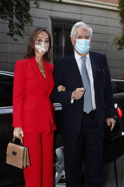 Mario Vargas Llosa e Isabel Preysler paseando / Gtres