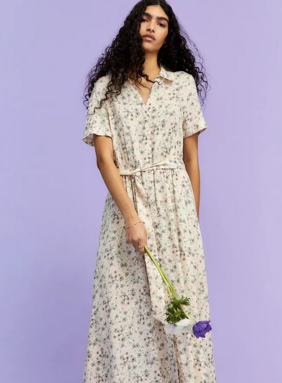 El vestido camisero y floral de H&M más asequible y cómodo