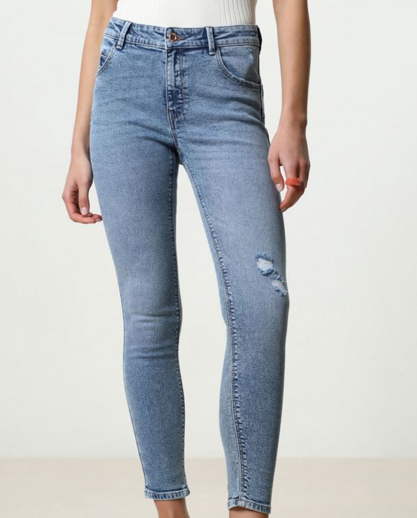 Los jeans push-up de Lefties a un precio irresistible y que podrás utilizar a diario