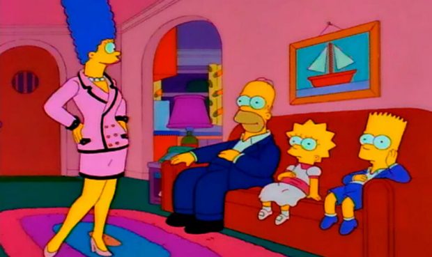 Marge Simpson con traje rosa de Chanel / Los Simpson