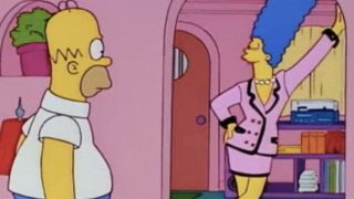 Marge Simpson con traje rosa de Chanel / Los Simpson
