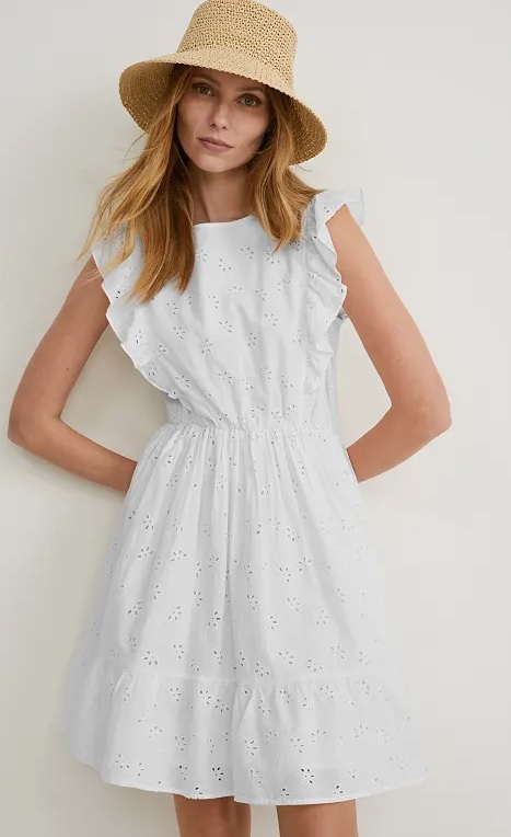 El vestido blanco de C&A con bordados calados que no va a faltar entre las recomendaciones estilistas
