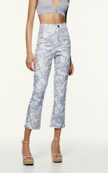 El pantalón de Zara con estampados que vas a llevar con cuñas