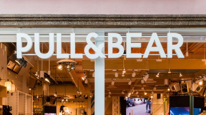 El vestidazo de crochet de Pull&Bear que querrás en sus dos colores