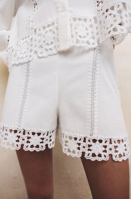 La camisa de crochet de Zara blanca con pantalones a juego para un paseo por el Retiro
