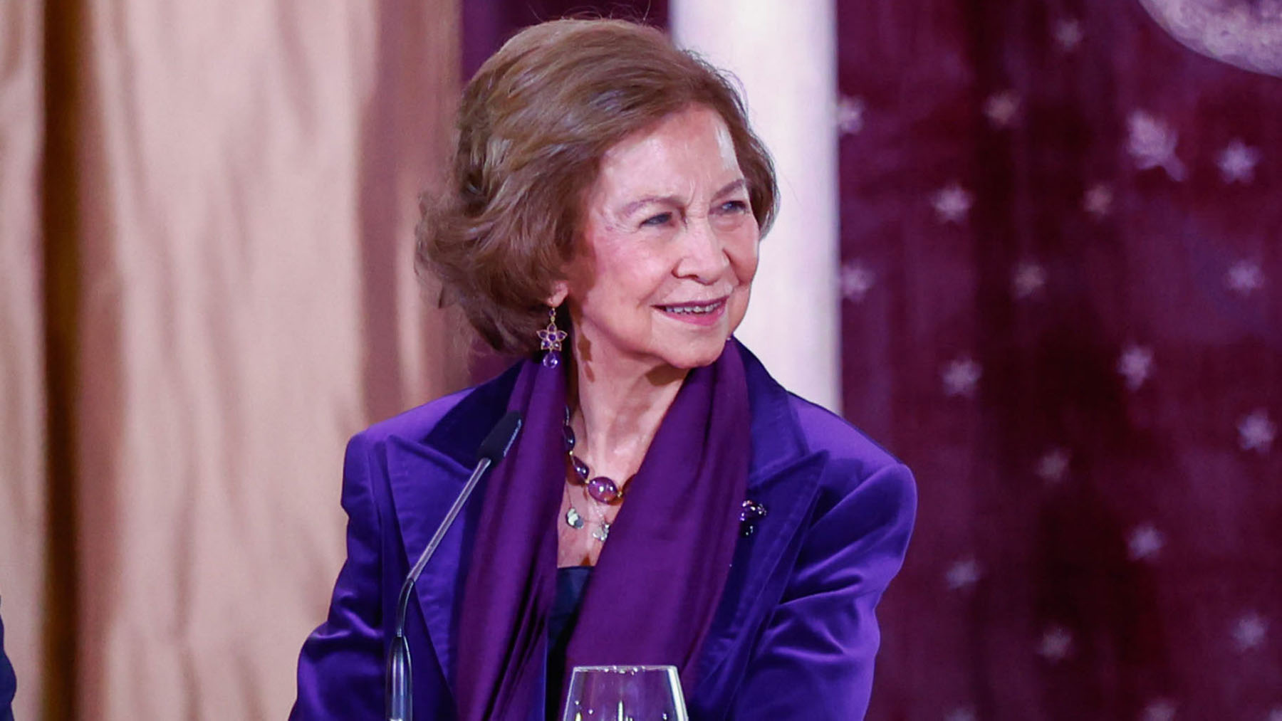 La Reina Sofía pone el toque de color en su última reaparición cultural ...