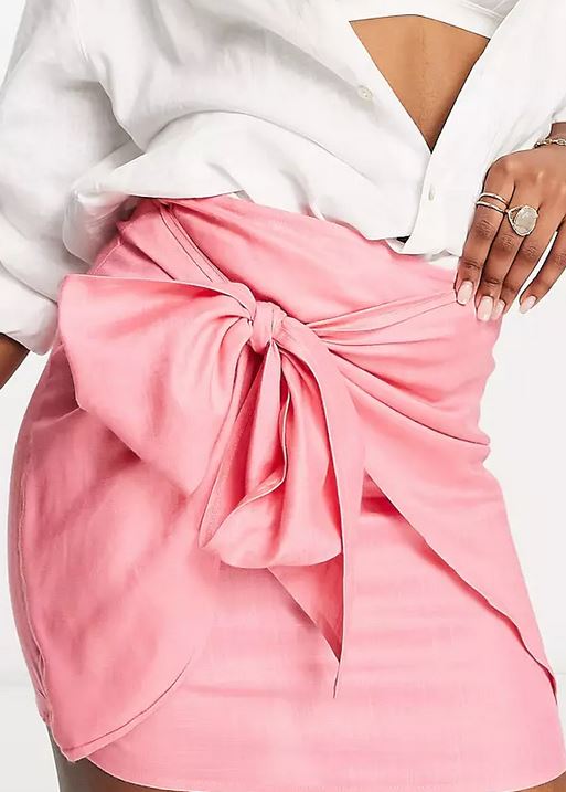 La falda tendencia de Asos que querrás en tu armario en rosa pastel