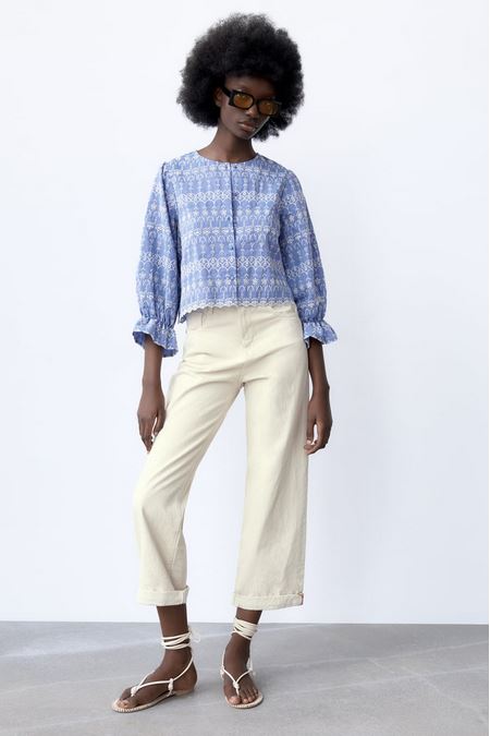 La blusa bordada de estilo romántico de Zara para llevar con jeans