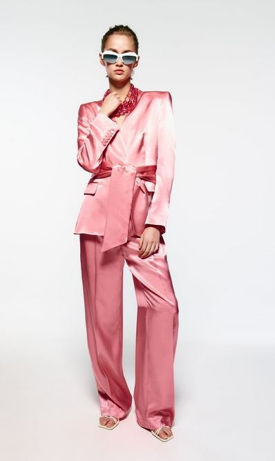 El traje satinado rosa de Zara que enamora a las francesas