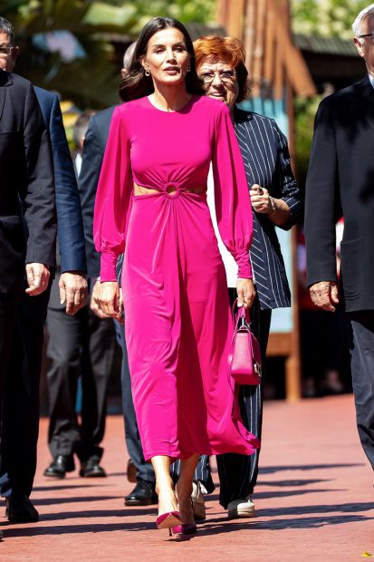 La Reina Letizia con un vestido con diseño 'cut out' / Gtres