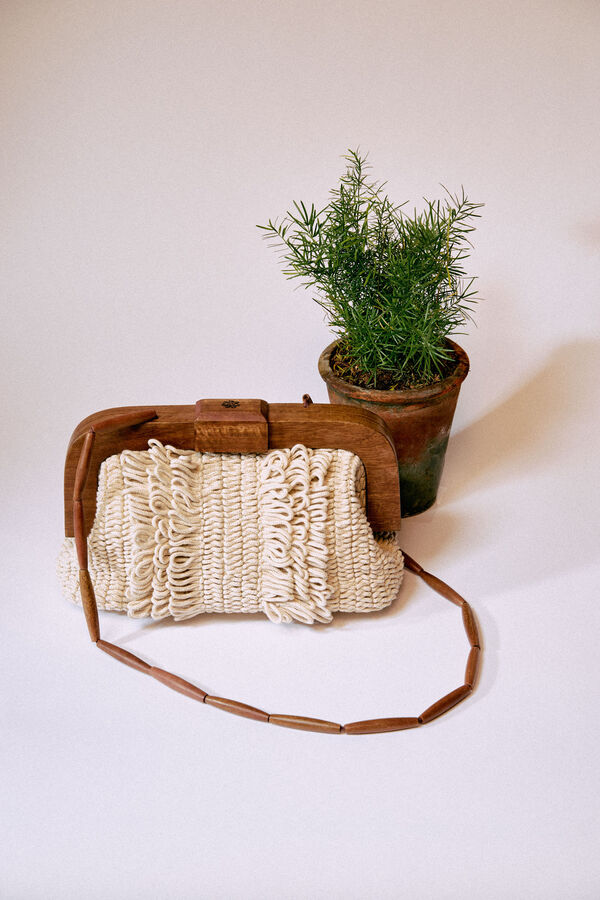 El bolso de crochet y madera de Cortefiel que desearás por su estilo vintage