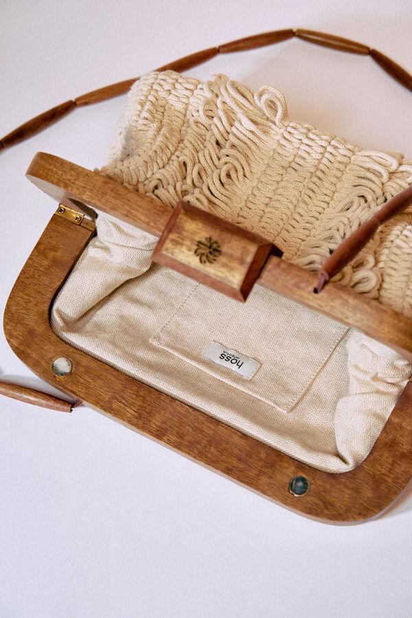 El bolso de crochet y madera de Cortefiel que desearás por su estilo vintage