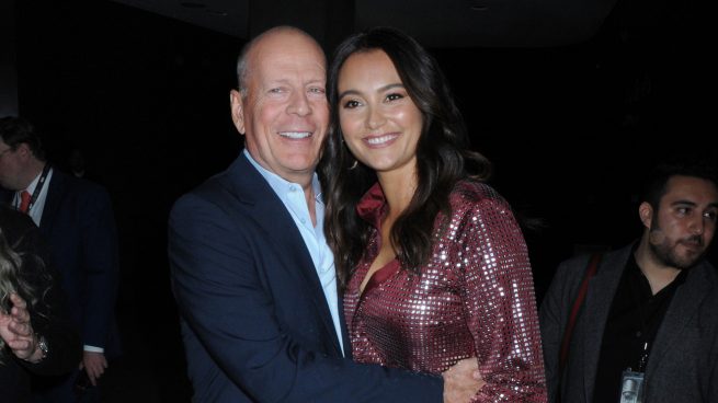 Emma Heming y Bruce Willis posando sonrientes / Gtres