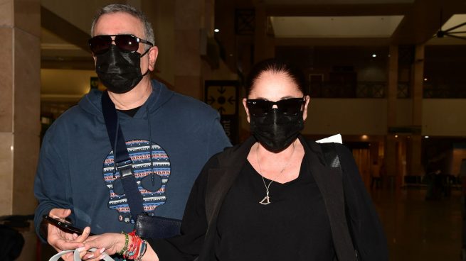 Isabel Pantoja junto a su hermano Agustín en el aeropuerto de Jerez / Gtres