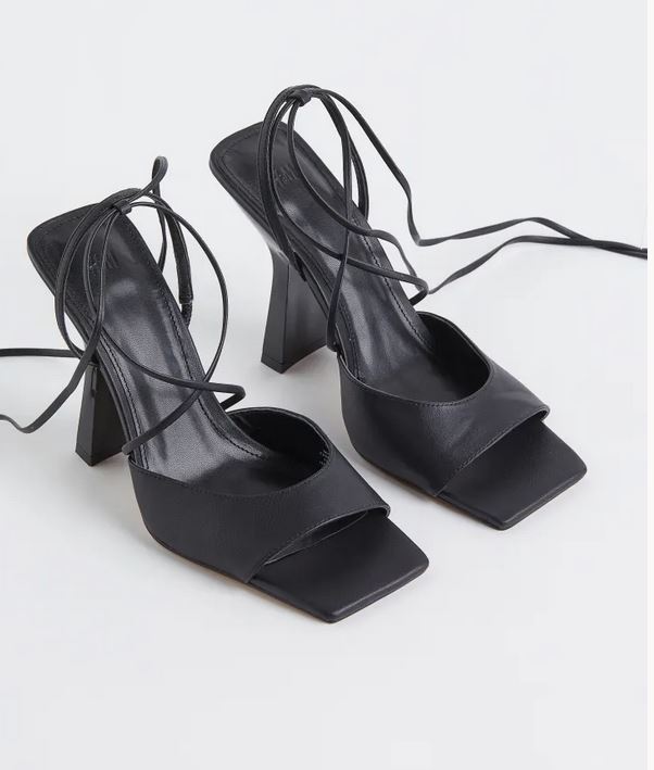 Bien modernas y atadas al pie, tenemos aquellas sandalias con tacones de H&M con detalle que causan sensación.