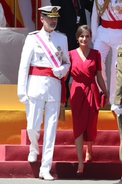 De los sastres al look lady: La Reina Letizia marca estilo en el Día de las Fuerzas Armadas