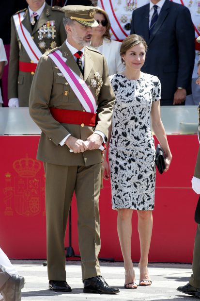 De los sastres al look lady: La Reina Letizia marca estilo en el Día de las Fuerzas Armadas