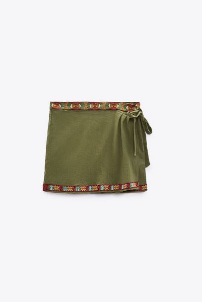 La falda con bordados de Zara para llevar a un festival o a la playa