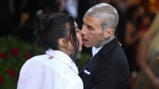 Kourtney Kardashian y Travis Barker besándose / Gtres