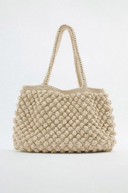 Bolso realizado en crochet en tono beige de Zara / Zara