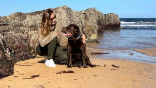 Lara Álvarez y su perro Choco en la playa / Instagram
