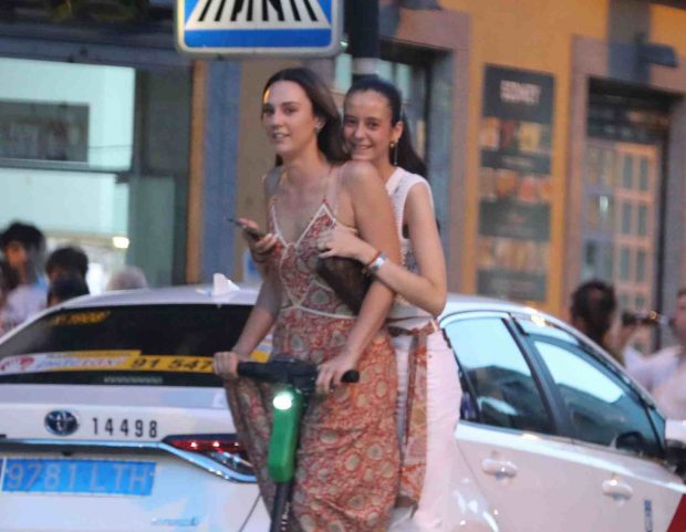 Victoria Federica con una amiga en Madrid / Gtres