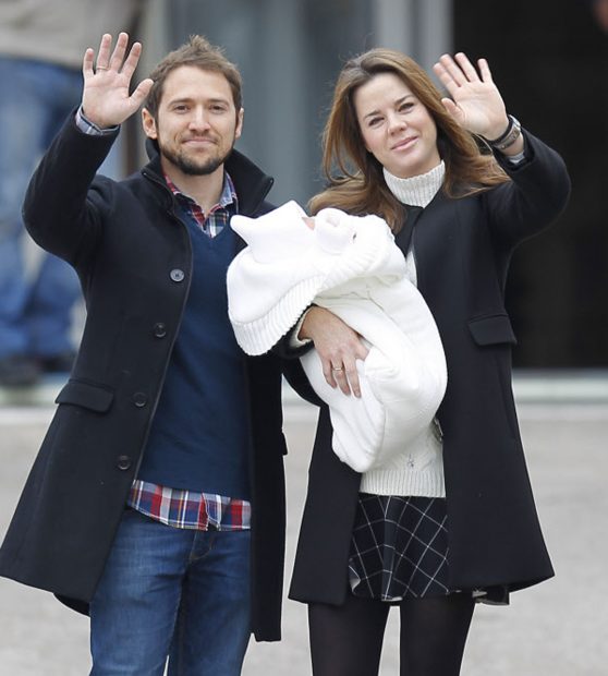 Amelia Bono y Manuel Martos presentando a su hijo / Gtres