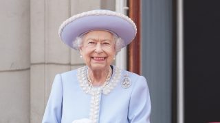 La Reina Isabel en el balcón de Buckingham. / Gtres