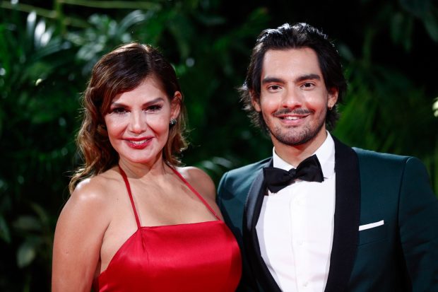 Ivonne Reyes y su hijo Alejandro en un photocall 