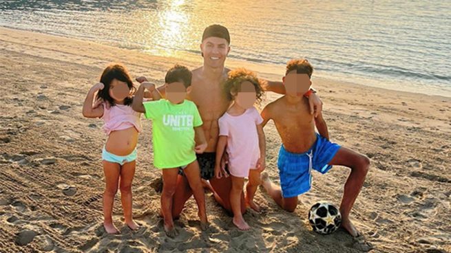 Cristiano Ronaldo junto a sus hijos / Instagram