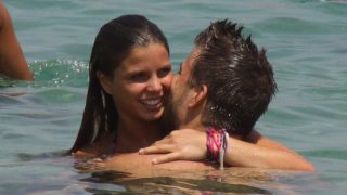 Gerard Piqué y Núria Tomás en la playa / Gtres