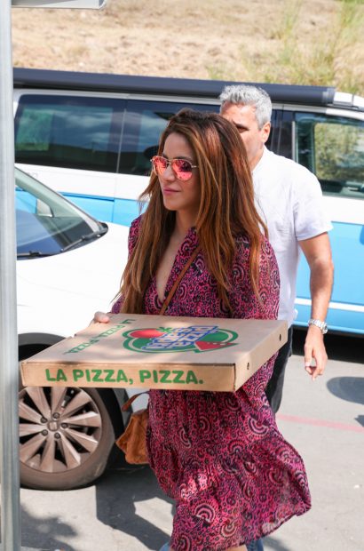 Shakira llevando una pizza al colegio / Gtres