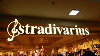 El vestido corsetero de Stradivarius para llevar con sandalias o Converse