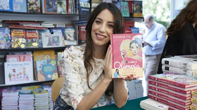 Almudena Cid con su libro / Gtres