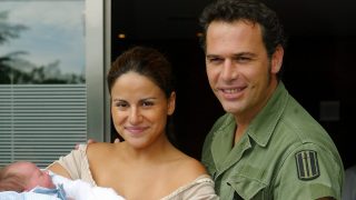 Carlos Lozano y Mónica Hoyos con su hija / Gtres