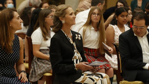 La infanta Elena sonriendo durante el acto / Gtres