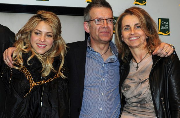 Shakira posando junto a sus suegros / Gtres