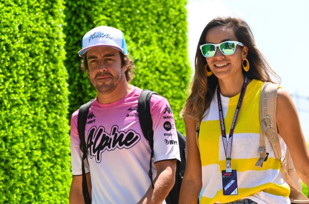 Fernando Alonso y Andrea Schlager paseando / Gtres