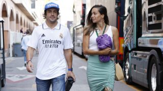 Fernando Alonso y Andrea Schlager paseando / Gtres
