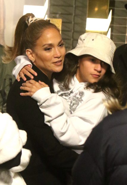 Jennifer Lopez cogiendo a Emme / Gtres