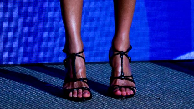 La Reina Letizia ha optado por unas sandalias de tiras negras / Gtres