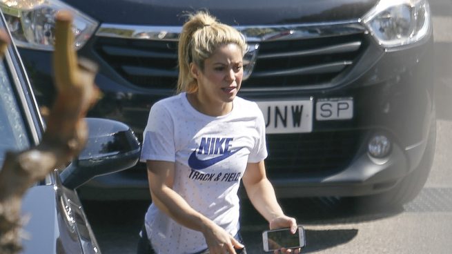 Shakira saliendo del coche / Gtres