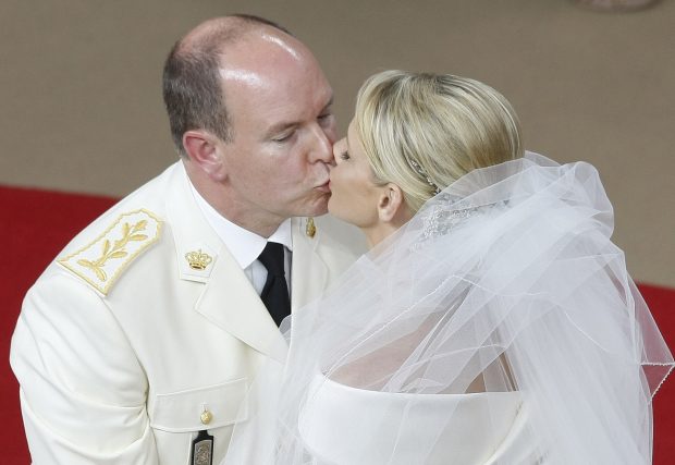 Alberto y Charlene de Mónaco besándose / Gtres